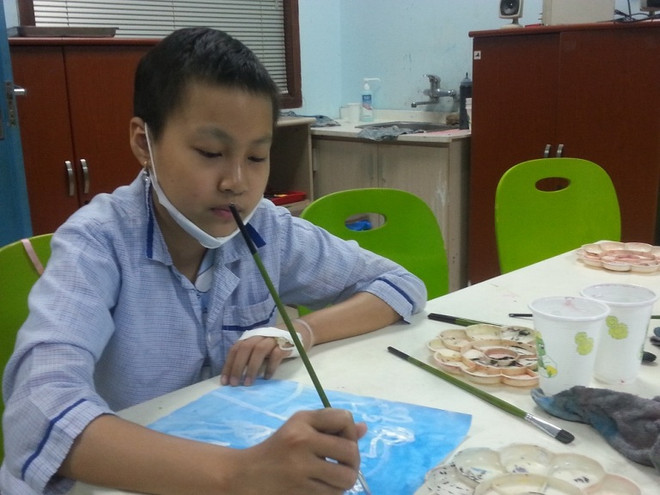 Bé Nguyễn Khánh Linh với đôi mắt say sưa đang hoàn thành bức vẽ chân dung. (Ảnh: Thu Hà-Hoài Thu) Lớp vẽ gieo mầm “Hy vọng xanh” cho bệnh nhân nhí ảnh 3