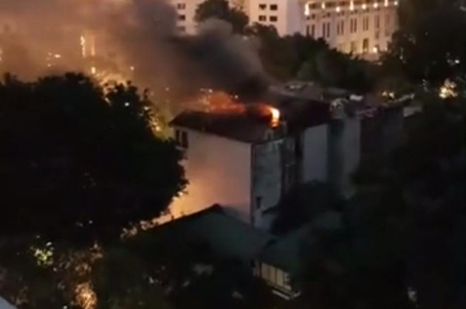 Cháy kèm tiếng nổ trong nhà 4 tầng ở Hà Nội khiến nhiều người hoảng sợ ảnh 1