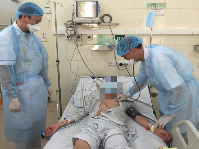 Các bác sỹ chăm sóc cho bệnh nhân. (Ảnh: PV/Vietnam+) Cách ly ca bệnh viêm màng mủ do vi khuẩn não mô cầu ảnh 1