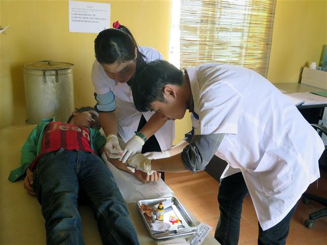 Khám bệnh cho người dân tại tuyến y tế cơ sở. (Ảnh: TTXVN/Vietnam+) Điều chỉnh giá dịch vụ y tế bảo đảm nguyên tắc thị trường ảnh 3
