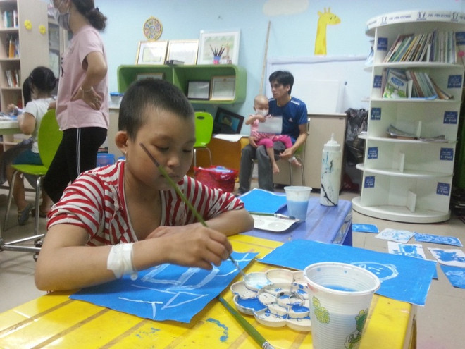 Chảo Mùi Mán đang chăm chú hoàn thành bức tranh vẽ nhà của mình. (Ảnh: Thu Hà-Hoài Thu) Lớp vẽ gieo mầm “Hy vọng xanh” cho bệnh nhân nhí ảnh 1