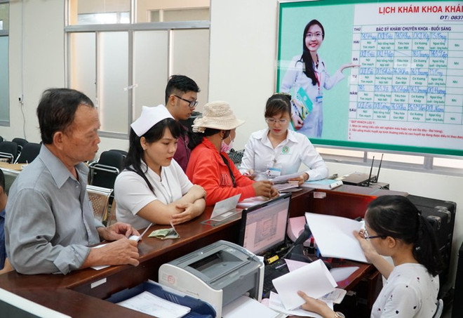 Bệnh nhân làm thủ tục khám chữa bệnh. (Ảnh: Phương Vy/TTXVN) Bộ Y tế đề xuất bãi bỏ, sửa đổi 1151 điều kiện đầu tư kinh doanh ảnh 1