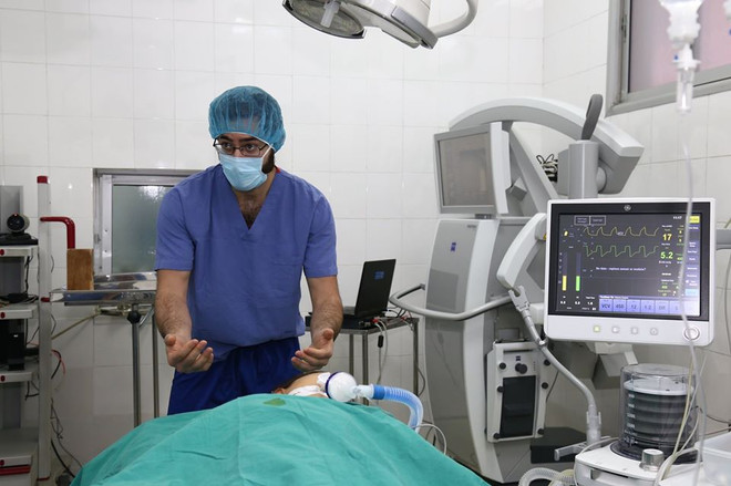 Chương trình tập huấn mổ thị phạm. (Ảnh: PV/Vietnam+) Việt Nam tổ chức hội nghị phẫu thuật thần kinh ASEAN lần thứ 18 ảnh 5