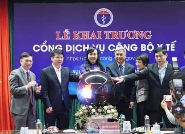 Lãnh đạo Bộ Y tế ấn nút khai trương cổng dịch vụ công. (Ảnh: PV/Vietnam+) Bộ Y tế đưa vào vận hành cổng dịch vụ công trực tuyến ảnh 1