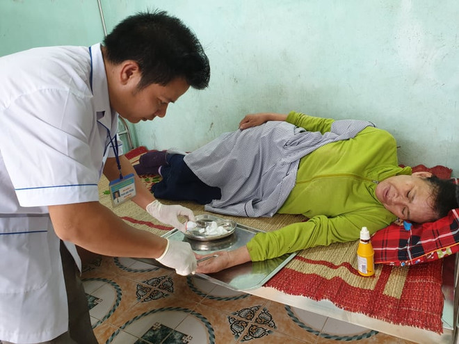 Khám bệnh cho người dân tại Trạm Y tế xã Quảng Phương, huyện Quảng Trạch. (Ảnh: PV/Vietnam+) Phối hợp phòng bệnh truyền nhiễm giữa các địa phương chung biên giới ảnh 1