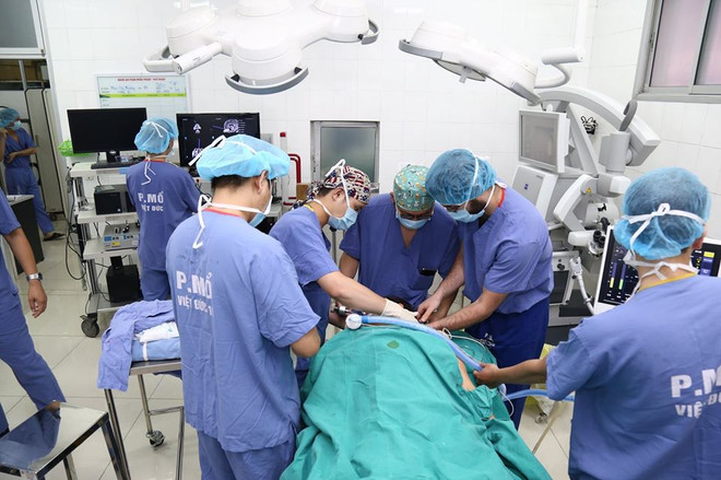 Mổ thị phạm diễn ra tại Bệnh viện Hữu nghị Việt Đức. (Ảnh: PV/Vietnam+) Việt Nam tổ chức hội nghị phẫu thuật thần kinh ASEAN lần thứ 18 ảnh 7