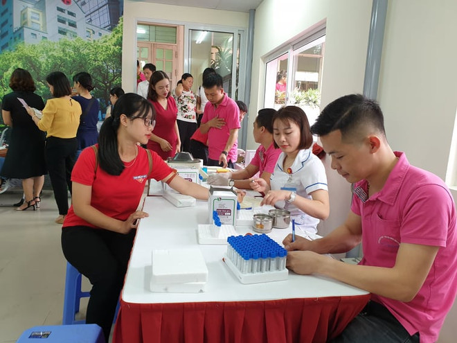 Lấy mẫu máu xét nghiệm cho người hiến máu tình nguyện. (Ảnh: PV/Vietnam+) Cập nhật phương thức chữa bệnh mới trong lĩnh vực huyết học ảnh 1
