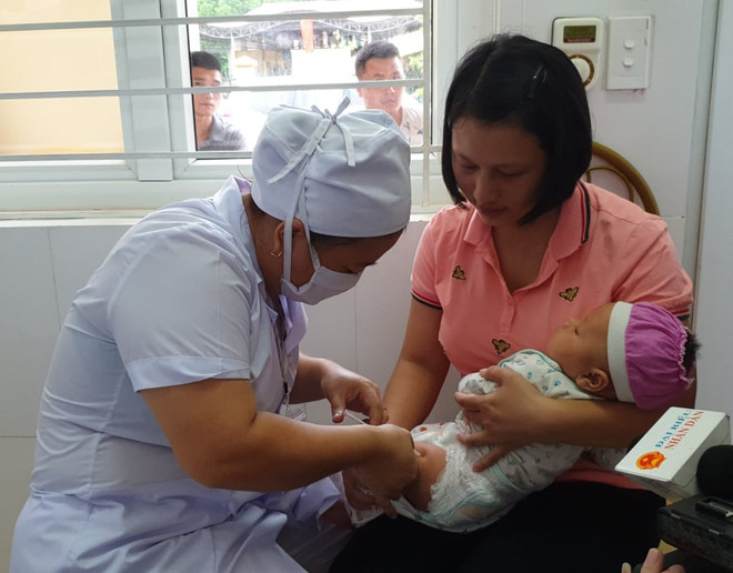 Nhân viên y tế tiêm chủng cho trẻ nhỏ. (Ảnh: T.G/Vietnam+) Không ghi nhận trường hợp tai biến tiêm chủng do chất lượng vắcxin ảnh 1