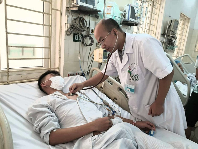Điều trị cho bệnh nhân sốt xuất huyết tại Bệnh viện Bạch Mai. (Ảnh: T.G/Vietnam+) Mở rộng hệ thống cảnh báo sốt xuất huyết từ Việt Nam sang một số nước ảnh 1