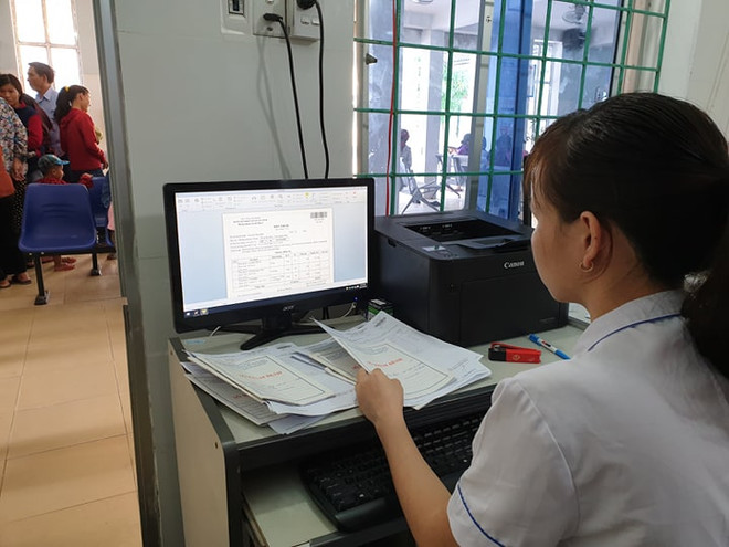 Nhân viên y tế làm thủ tục khám bệnh cho người dân. (Ảnh: T.G/Vietnam+) Nguy cơ lây nhiễm HIV từ quan hệ đồng giới đang ngày càng gia tăng ảnh 1