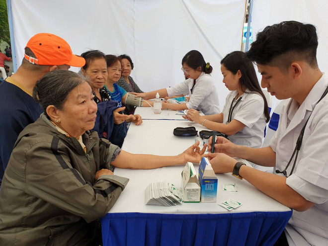 Người dân được làm xét nghiệm đường huyết tại Ngày hội. (Ảnh: T.G/Vietnam+) Nhiều hoạt động hỗ trợ người dân phòng bệnh không lây nhiễm ảnh 1