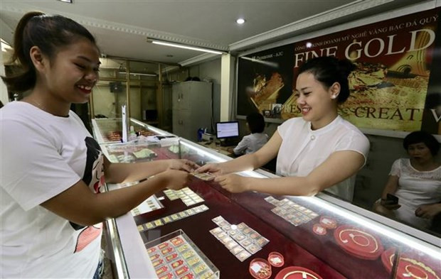 Khách mua bán vàng tại Công ty vàng Agribank, 91 Đinh Tiên Hoàng, Hà Nội. (Ảnh: Trần Việt/TTXVN) Hai thương hiệu vàng SJC và vàng Rồng Thăng Long tiếp tục tăng nhẹ ảnh 1