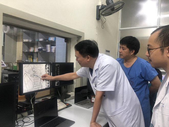 Lần đầu tiên tại Việt Nam bác sỹ thay van trong van động mạch chủ ảnh 2