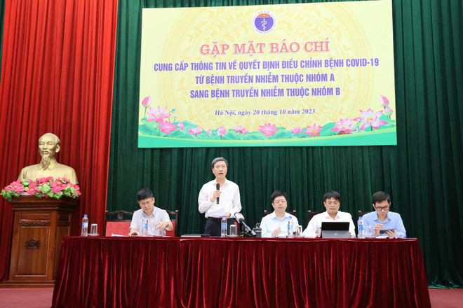 Các đại diện của Bộ Y tế trả lời tại cuộc họp. (Ảnh: Trần Minh/Vietnam+) Chuyển COVID-19 sang nhóm B: Bộ Y tế vẫn khuyến cáo đeo khẩu trang ảnh 2