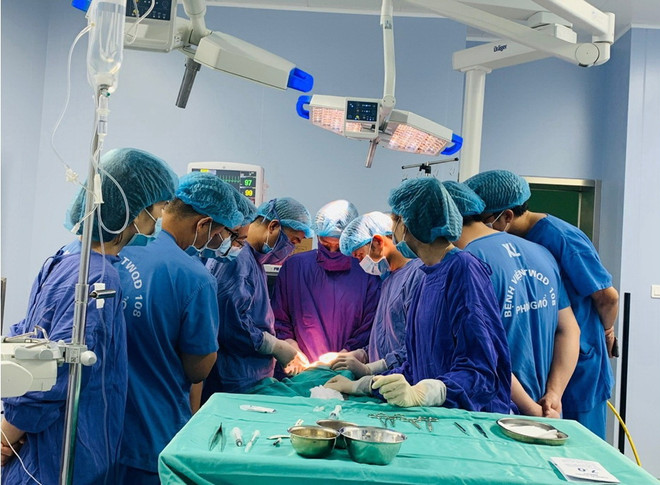 Các bác sỹ thực hiện ca phẫu thuật cho bệnh nhân. (Ảnh: PV/Vietnam+) Bị hoại tử mí mắt do tiêm filler sử dụng gel oxy già tẩy trắng răng ảnh 1