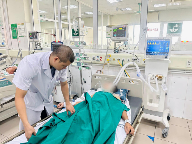 Bị mèo cắn vào tay, nam bệnh nhân hôn mê phải thở máy do mắc dại ảnh 1