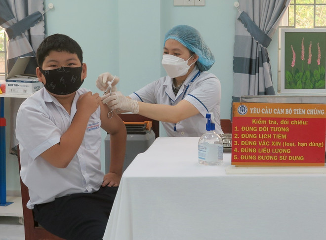 Tiêm chủng vaccine phòng bệnh cho trẻ em. (Ảnh: TTXVN/Vietnam+) Việt Nam là một nước có thế mạnh về sản xuất vaccine trên thế giới ảnh 1