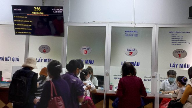 Bệnh nhân lấy máu xét nghiệm tại Bệnh viện Ung bướu Hà Nội. (Ảnh: PV/Vietnam+) Khoảng 15% bệnh nhân phát hiện ung thư phổi ở VN còn sống sau 5 năm ảnh 1