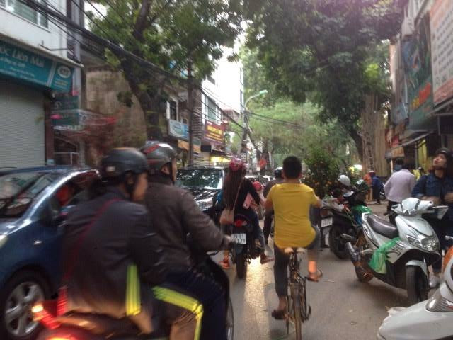 Chiều 30 Tết, phố hoa Hoàng Hoa Thám vẫn tắc đường kéo dài ảnh 4