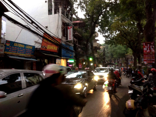 Chiều 30 Tết, phố hoa Hoàng Hoa Thám vẫn tắc đường kéo dài ảnh 2