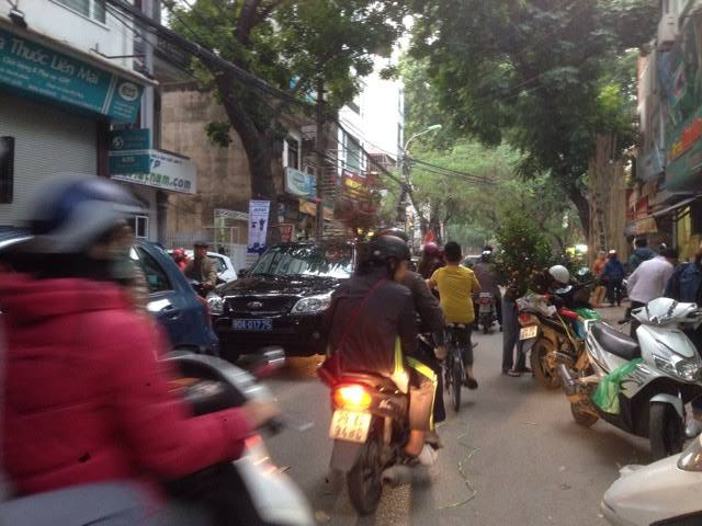 Chiều 30 Tết, phố hoa Hoàng Hoa Thám vẫn tắc đường kéo dài ảnh 3