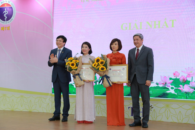 Các nhóm tác giả đoạt giải Nhất thể loại Phóng sự phát thanh. (Ảnh: PV/Vietnam+) Phóng viên Thông tấn xã Việt Nam đoạt 5 giải thưởng về lĩnh vực y tế ảnh 2