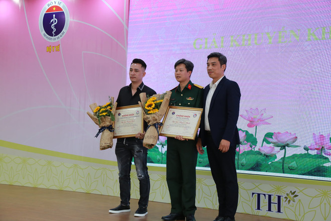 Đại diện nhóm tác giả của Trung tâm Truyền hình Thông tấn (bên trái) nhận giải Khuyến khích (Ảnh: PV/Vietnam+) Phóng viên Thông tấn xã Việt Nam đoạt 5 giải thưởng về lĩnh vực y tế ảnh 1