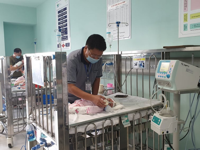 Một trẻ sơ sinh đang phải thở máy sau khi mắc virus hợp bào hô hấp. (Ảnh: T.G/Vietnam+) Trẻ sơ sinh phải 'đối mặt' với virus hợp bào hô hấp khi giao mùa ảnh 2