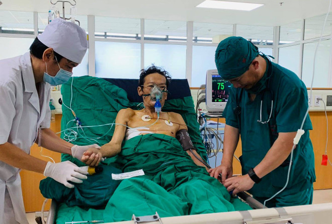 Bác sỹ kiểm tra sức khoẻ của bệnh nhân sau phẫu thuật. (Ảnh: PV/Vietnam+) Kỳ tích: Cứu sống bệnh nhân ho ra gần nửa lít máu mỗi lần ảnh 1