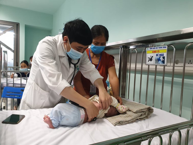 Bác sỹ Lê Thanh Chương khám cho trẻ 2 tháng tuổi ở Hà Đông mắc virus hợp bào hô hấp. (Ảnh: T.G/Vietnam+) Trẻ sơ sinh phải 'đối mặt' với virus hợp bào hô hấp khi giao mùa ảnh 1
