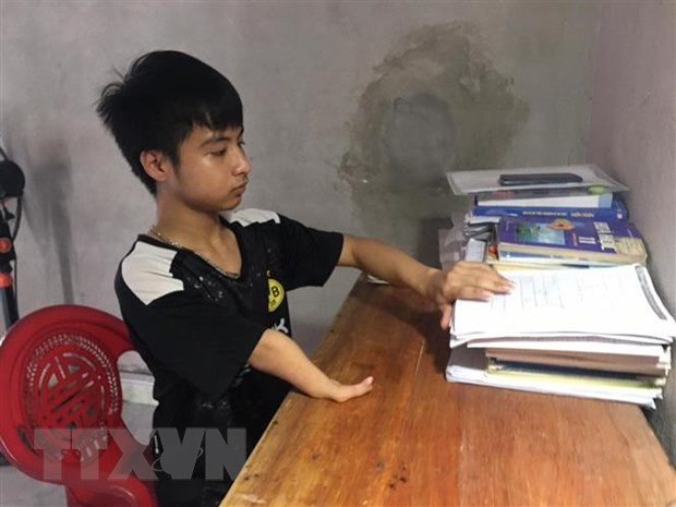 Ngành y tế hỗ trợ đôi bạn cõng nhau đến trường đạt hơn 28 điểm thi ảnh 2