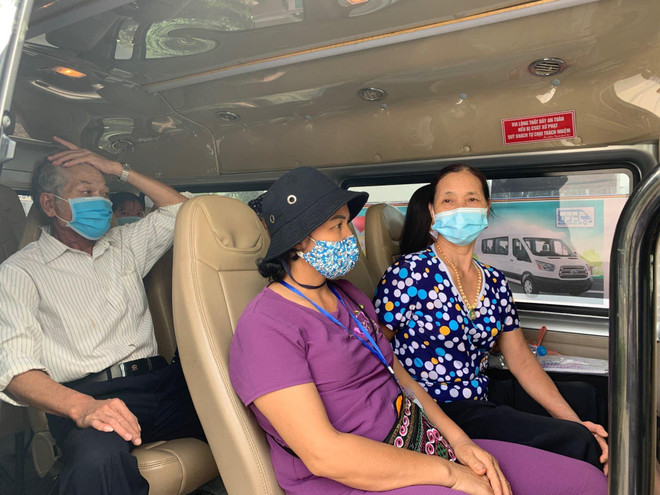 Những chuyến xe yêu thương chở bệnh nhân ung thư về quê ở vùng lũ ảnh 1