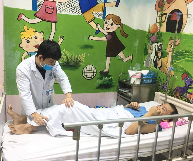 Nam bệnh nhân đang điều trị tại Bệnh viện Hữu nghị Việt Đức. (Ảnh: PV/Vietnam+) Nhiều người nhập viện trong tình trạng hôn mê vì dị dạng mạch máu não ảnh 1