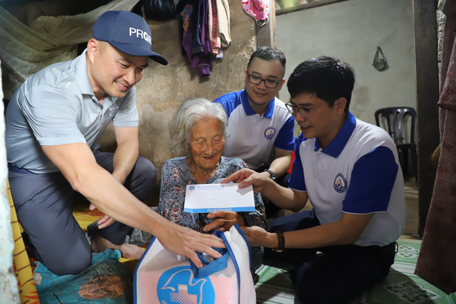 Thăm và tặng quà cho các gia đình chính sách. (Ảnh: PV/Vietnam+) gia dinh chinh sach.jpg