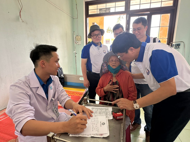 Bác sĩ khám, thăm hỏi sức khoẻ cho người cao tuổi tại huyện đảo Lý Sơn. (Ảnh: PV/Vietnam+) kham 2.jpg