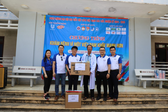 Ban Tổ chức tặng các phần quà cho Trung tâm Y tế Quân dân y kết hợp huyện Lý Sơn. (Ảnh: PV/Vietnam+) tang qua.jpg