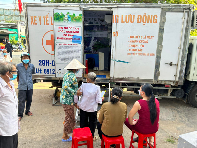 Xe y tế lưu động của Dự án khám sàng lọc chụp X-quang để phát hiện sớm bệnh lao cho người dân. (Ảnh: PV/Vietnam+) xe xet nghiem.jpeg