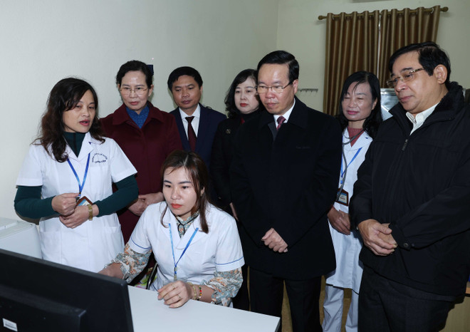 vna_potal_chu_tich_nuoc_tham_chuc_mung_cac_thay_thuoc_tram_y_te_xa_thanh_phong__7241114.jpg