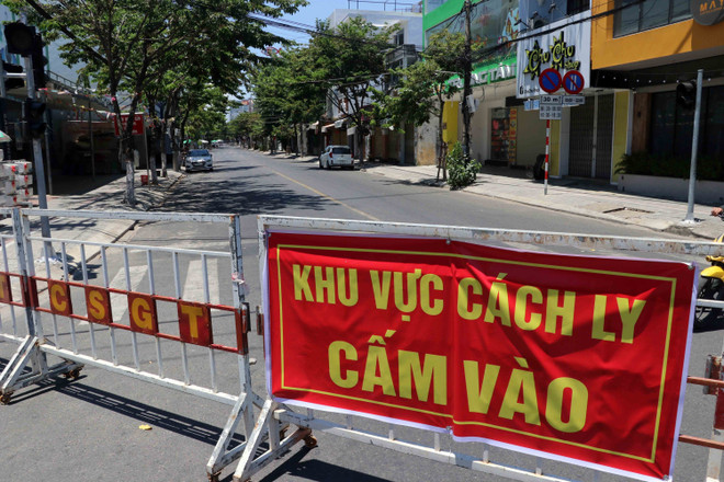 Tuyến đường Nguyễn Thị Minh Khai được ngăn rào chắn phong tỏa để phục vụ công tác phòng chống dịch COVID-19 tại Đà Nẵng. (Ảnh: Trần Lê Lâm/TTXVN) Phát hiện thêm 7 ca mắc COVID-19 ở Đà Nẵng và Quảng Nam ảnh 1