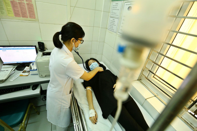 Bệnh nhân khám bệnh tại Bệnh viện Bệnh Nhiệt đới Trung ương. (Ảnh: Minh Quyết/Vietnam+) Ra bộ tiêu chí bệnh viện an toàn phòng, chống dịch COVID-19 ảnh 1