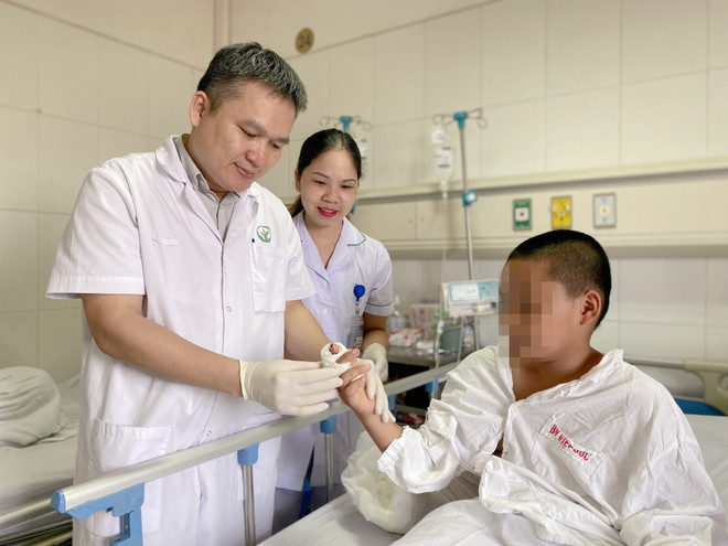 Nối thành công ngón tay bị đứt rời hoàn toàn cho bé trai 11 tuổi ảnh 1