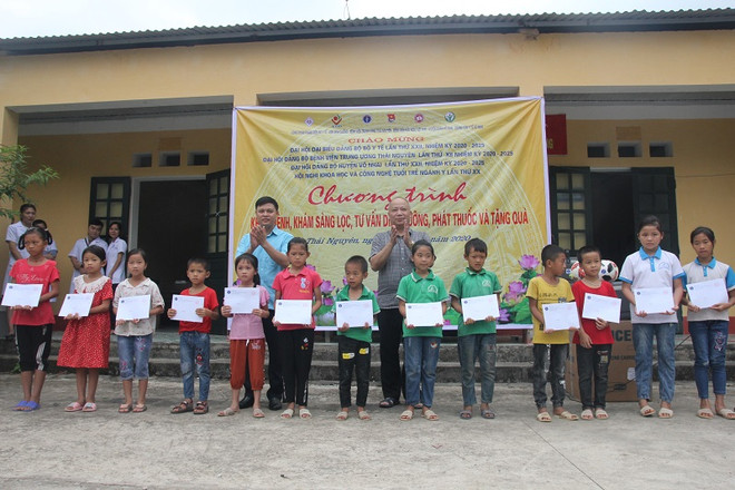 Khám bệnh miễn phí và tặng quà cho người dân ở Thái Nguyên ảnh 2