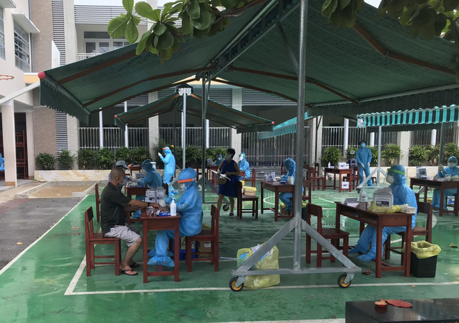 Tiến hành xét nghiệm COVID-19 cho người dân. (Ảnh: TTXVN phát) Đà Nẵng khẩn trương thiết lập 2 trung tâm điều trị bệnh nhân COVID-19 ảnh 1