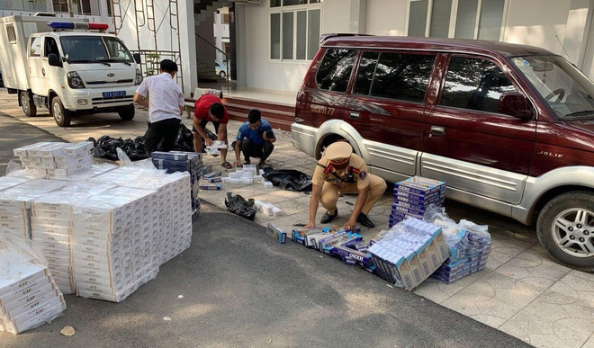Lực lượng chức năng tỉnh Bình Dương tạm giữ các đối tượng có hành vi buôn lậu thuốc lá ngoại. (Ảnh: Nguyễn Văn Việt - TTXVN) Thất thu ngân sách 8.500 tỷ đồng mỗi năm do thuốc lá nhập lậu ảnh 1