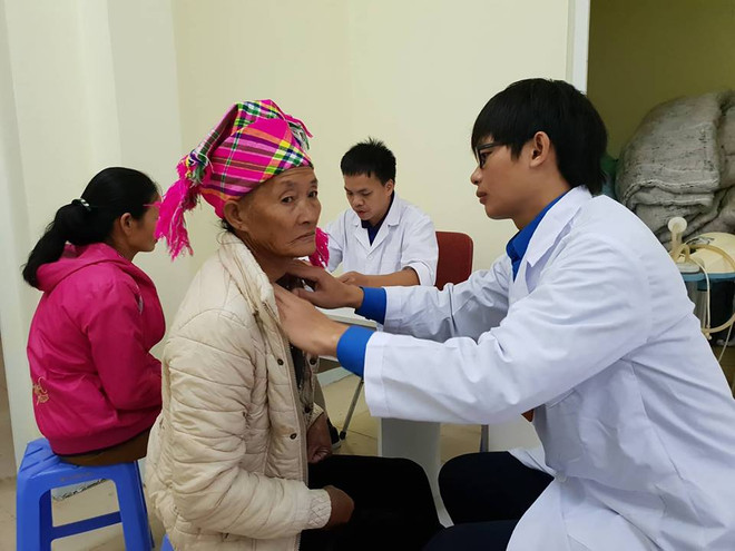 Khám chữa bệnh, cấp phát thuốc miễn phí cho người dân vùng khó ảnh 1