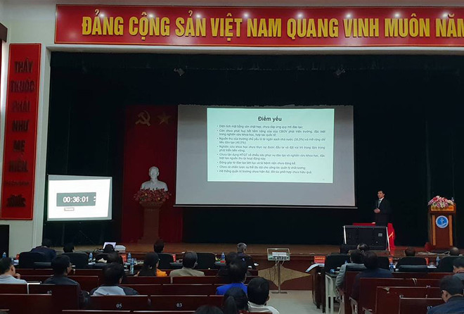 Một ứng viên trình bày về Đề án trước Hội đồng thi tuyển. (Ảnh: PV/Vietnam+) 4 ứng viên thi tuyển Hiệu trưởng Trường Đại học Y Dược Hải Phòng ảnh 1