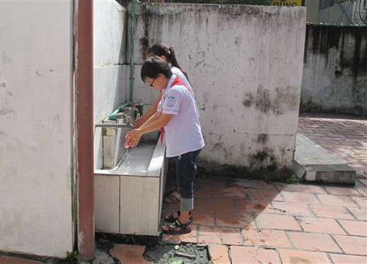 Rửa tay với xà phòng làm giảm nguy cơ lây nhiễm bệnh tật. (Ảnh: TTXVN) Lào Cai: 78% hộ gia đình trong tỉnh có nhà tiêu hợp vệ sinh ảnh 2