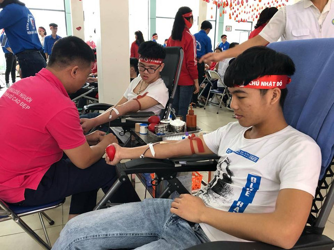 Các bạn trẻ tham gia hiến máu tại Chương trình Chủ Nhật Đỏ. (Ảnh: PV/Vietnam+) Có gần 70 điểm hiến máu trong Chương trình Chủ nhật Đỏ ảnh 1