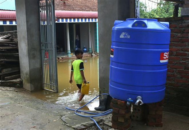 Cung cấp nước sạch, vệ sinh môi trường phòng bệnh trong và sau mưa lũ ảnh 2