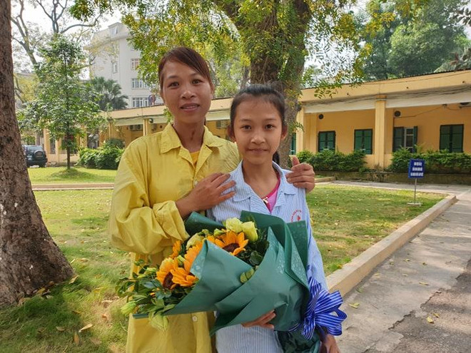 Hai mẹ con bé Trần Ngọc Diệu vui mừng khi đã chiến thắng bệnh lao màng não. (Ảnh: PV/Vietnam+) Nhiều người mắc bệnh lao tại Việt Nam có hoàn cảnh kinh tế khó khăn ảnh 1